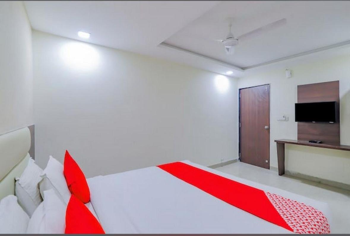 Hotel Greenwood Ahmedabad Exterior photo